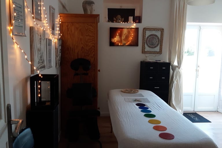 Salle de massage avec table et chaise de massage