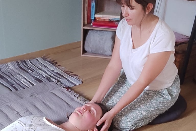 Charlotte Cardon l'imparfait equilibre donne un shiatsu sur futon