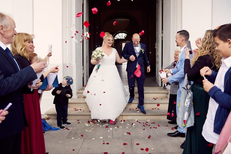 Braut und Bräutigam beim Verlassen des Standesamtes.
