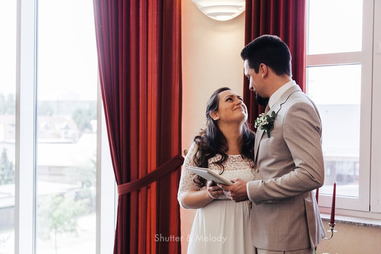 Braut weint nach Erhalt der Heiratsurkunde.