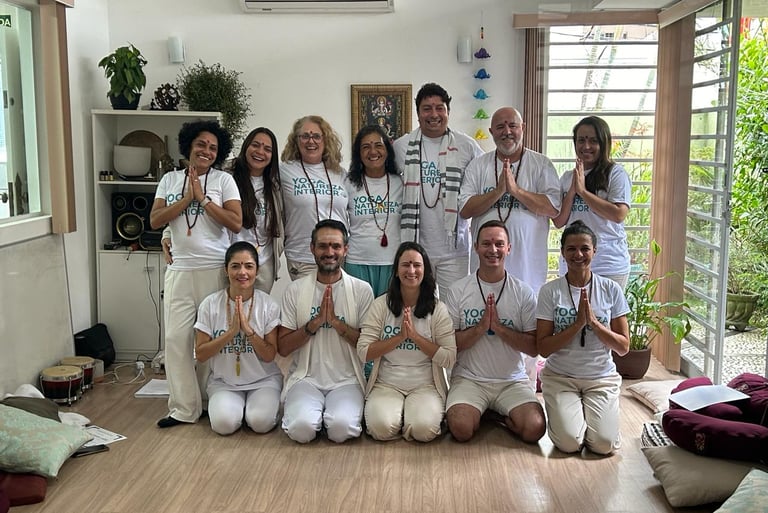 Formação de professores de Yoga reconhecida internacionalmente, com 200h e metodologia completa para ensinar com segurança.