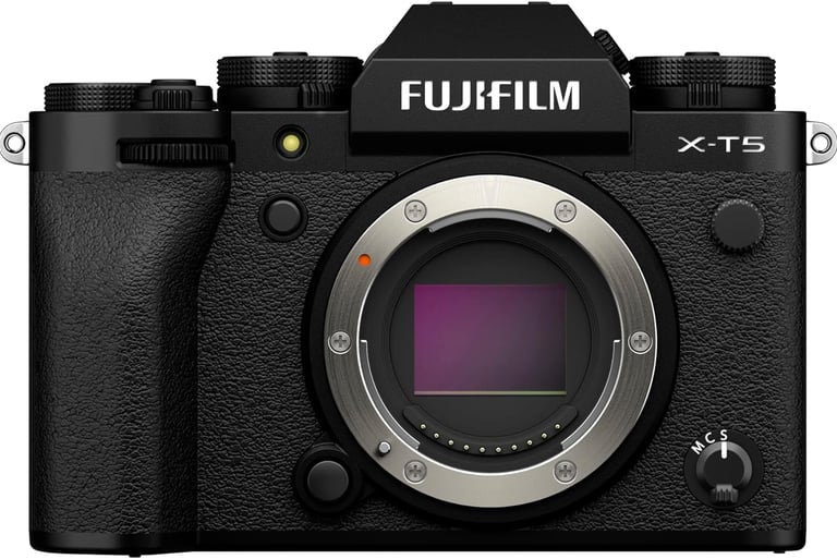Fujifilm X-T5, Sensor: APS-C de 40 MP, Video: 6.2K a 30 fps.