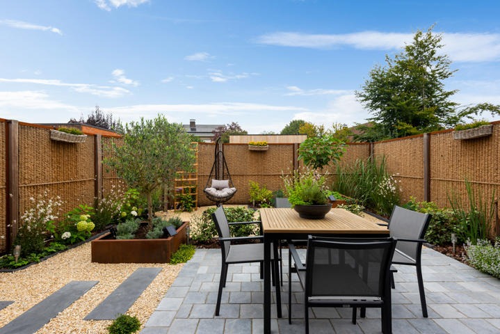 Stadstuin met geluidwerende omheining