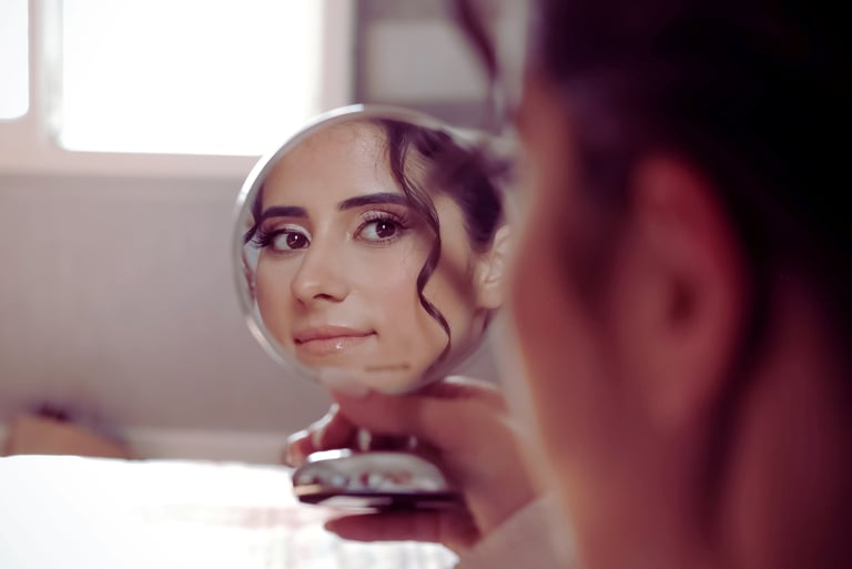 une mariée se regarde dans le miroir 