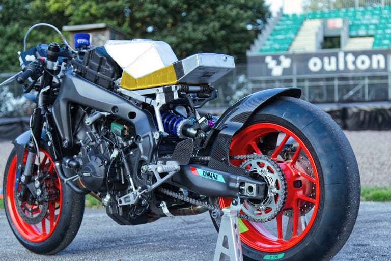 Yamaha R9 engine and fuel tank