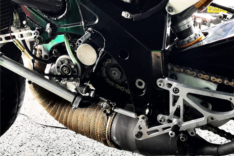 Yamaha TZ250 5KE engine and foot rests