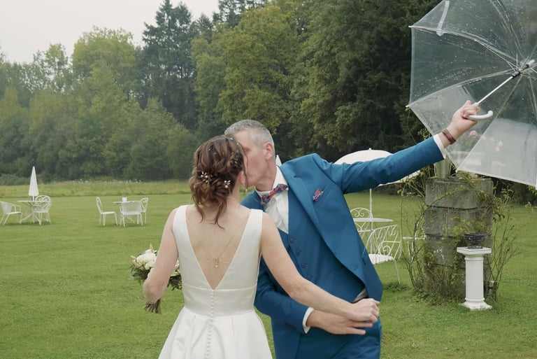 couple sous la pluie filmé par vidéaste mariage dinan