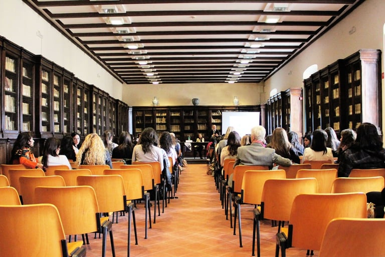 una clase con mucha gente sentada en sillas
