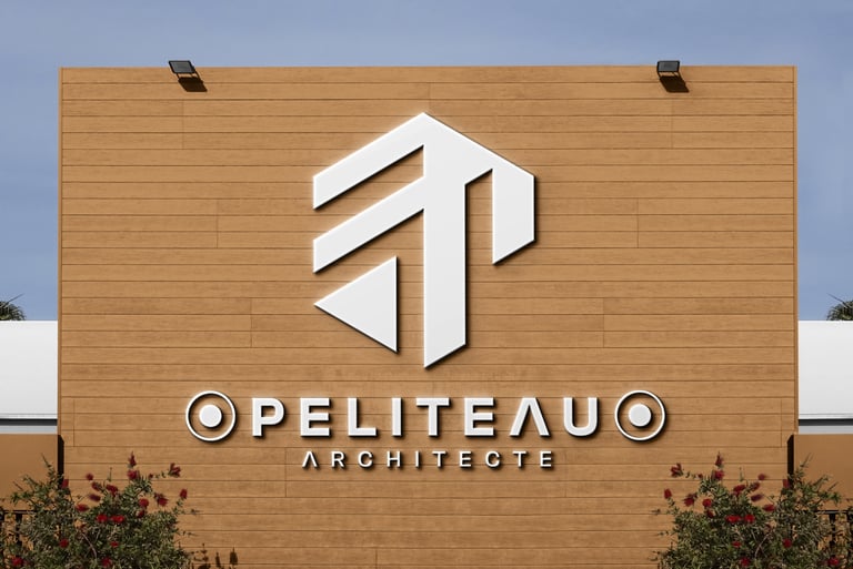 Logo blanc d'architecte monté sur un mur de façade moderne en planches de bois.