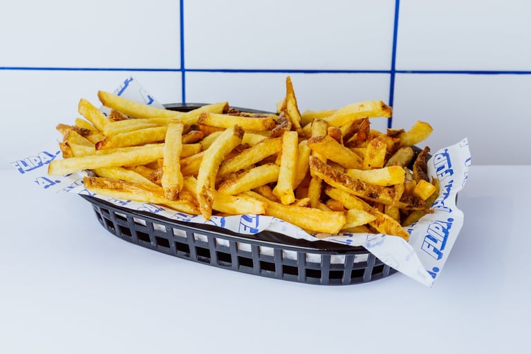 Patatas fritas caseras de Flipa, crujientes, doradas y cortadas a mano diariamente