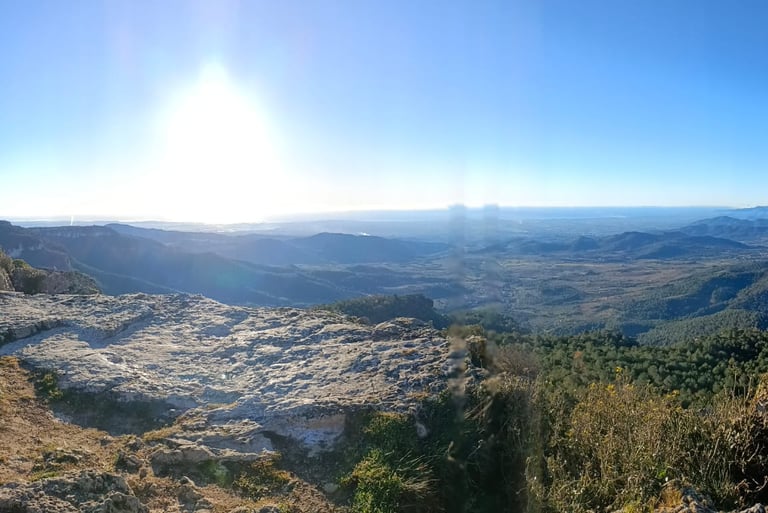 Minimalistisches Wellness-Retreat in der spanischen Landschaft, frühes Morgenlicht