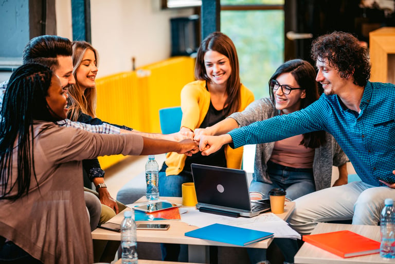 imagem de estudantes se comprometendo com seu trabalho em equipe.
