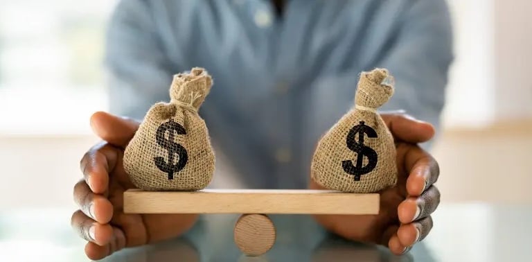 imagem de uma balança demonstrando o equilíbrio financeiro.