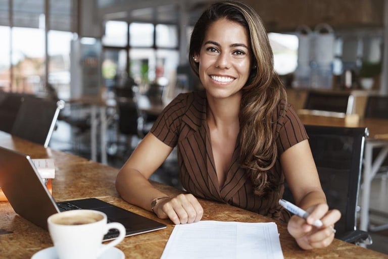 imagem mostra uma jovem mulher anotando sua finanças .