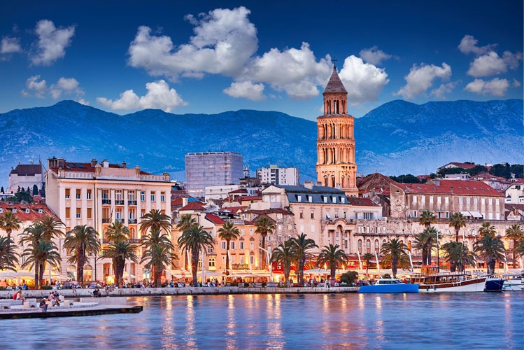 Slikoviti pogled na splitsku obalu s palmama na pozadini Jadranskog mora.