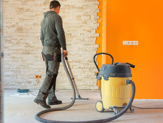 professionnel nettoyant une villa après un chantier 06 mougins