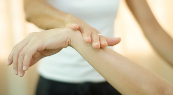 Test ostéopathique de mobilité afin de définir les tensions et blocages