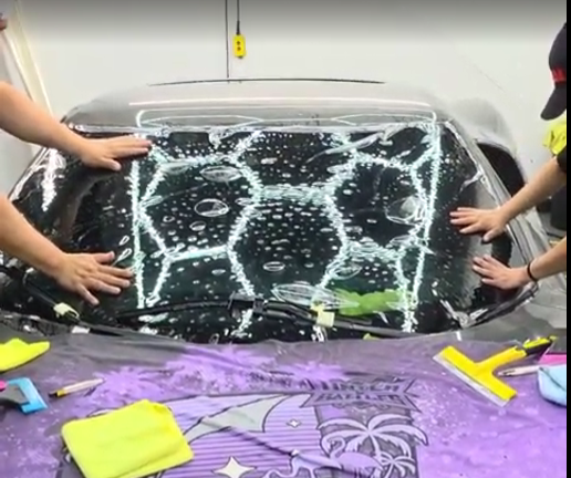 Película transparente en el parabrisas