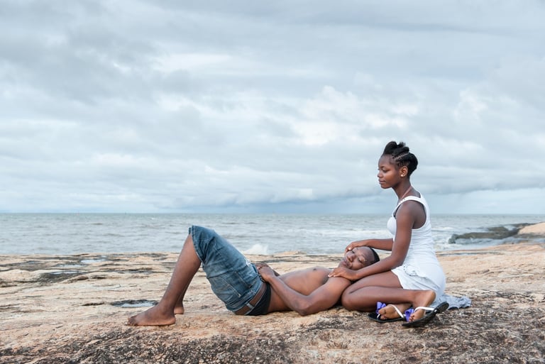 Un couple sur la plage à Kourou en Guyane