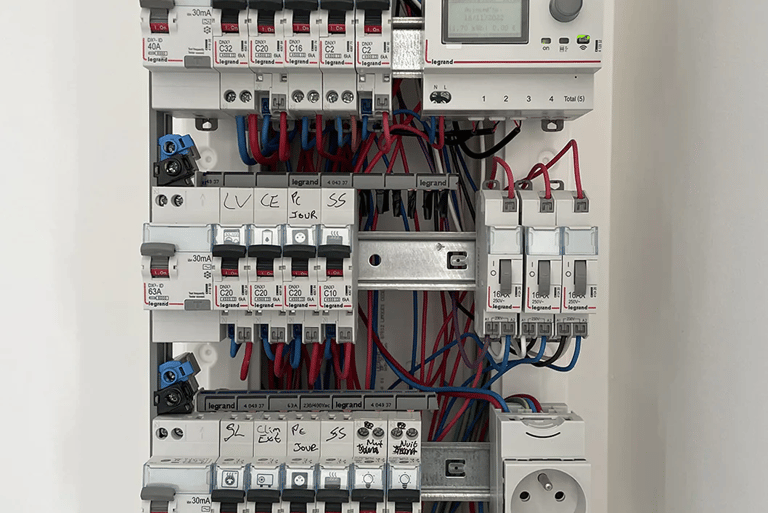 Intérieur d'un tableau électrique Legrand finalisé