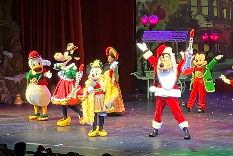 Let's sing Christmas show at Disneyland Paris Goofy doing his song