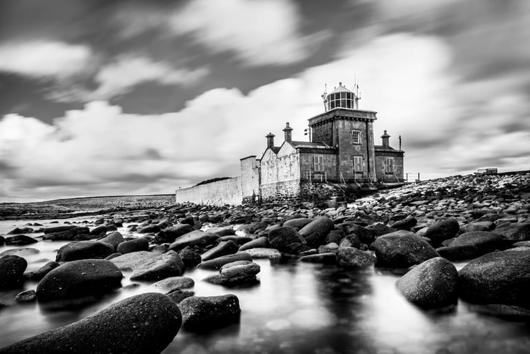 Le phare de Blacksod en Irlande en noir et blanc, photographié en pose longue