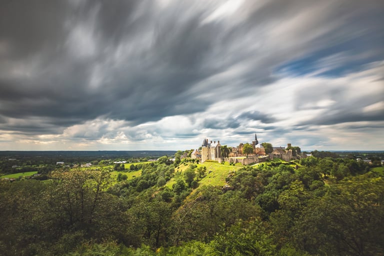 Photo couleur en pose longue du village de Sainte-Suzanne en Mayenne