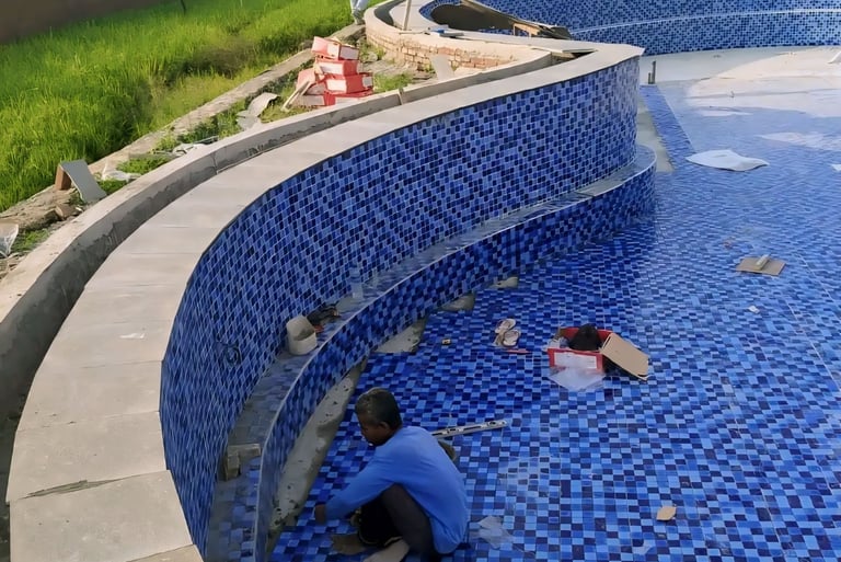 proses pengenatan keramik kolam renang dengan finishing MOZAIK KUDA LAUT
