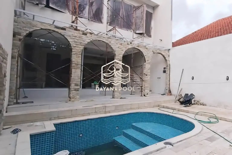 Renovasi keramik kolam renang yang rusak tanpa menguras air