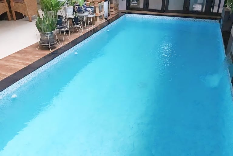 Kolam renang di belakang rumah cocok untuk lahan terbatas