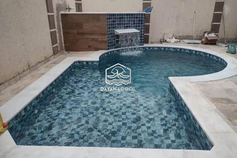 kolam renang minimalis dengan keramik berwarna biru