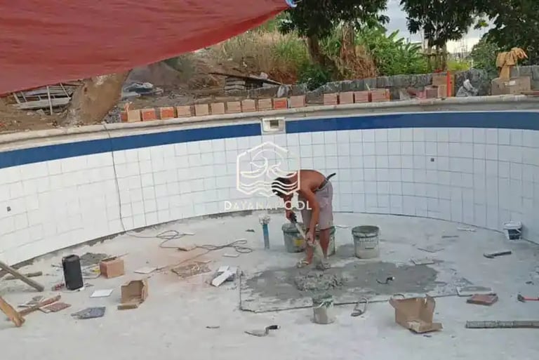 Renovasi keramik kolam renang yang rusak tanpa menguras air