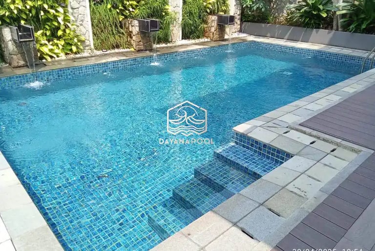 Kolam renang di belakang rumah cocok untuk lahan terbatas