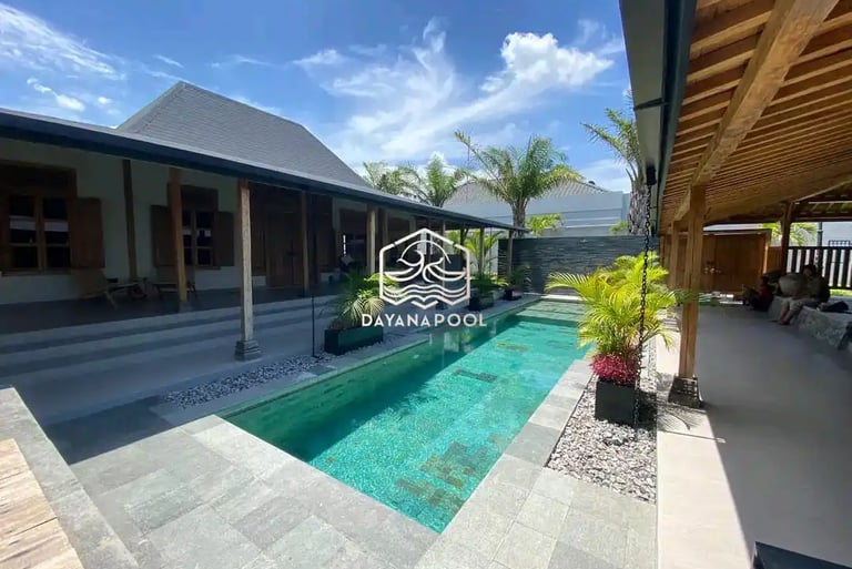 kolam renang mewah dengan batu alam hijau