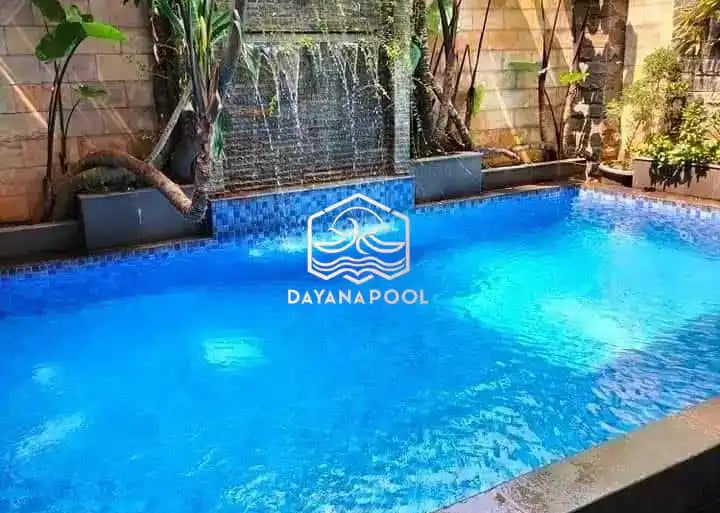 kolam renang dengan finishing batu alam