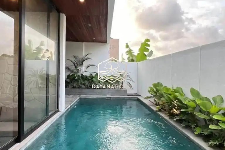 kolam renang mewah dengan batu alam hijau