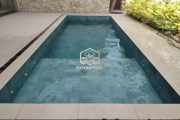 kolam renang struktur beton dengan finishing batu alam hijau