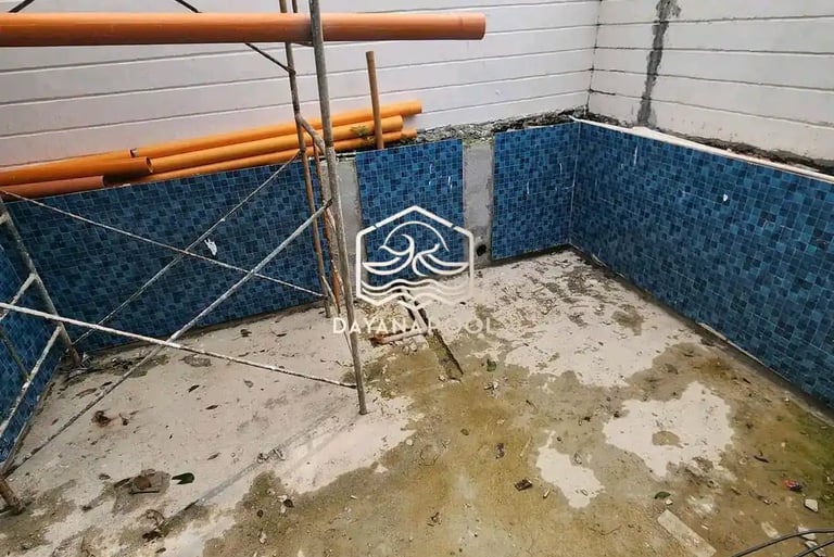 Renovasi kolam renang penggantian keramik yang pecah oleh dayanapool