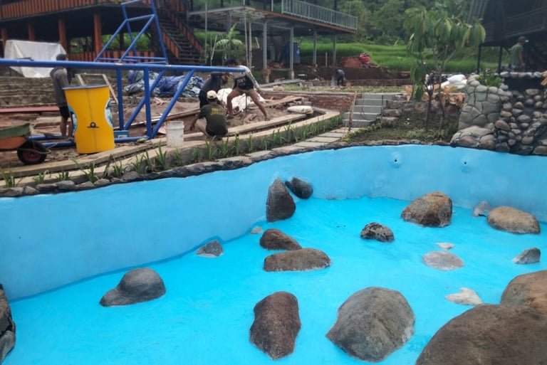 pelapisan cat water proofing untuk kolam renang yang mengalami kebocoran