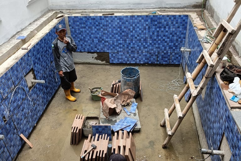pemasangan keramik roman pada kolam renang