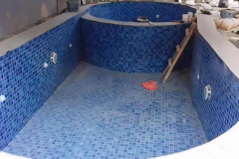 kolam renang minimalis dengan keramik berwarna biru