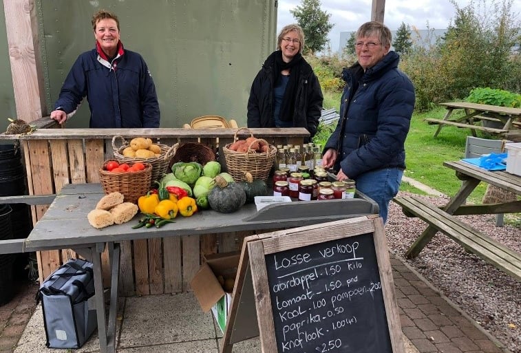 Drie vrijwilligers in de streekwinkel