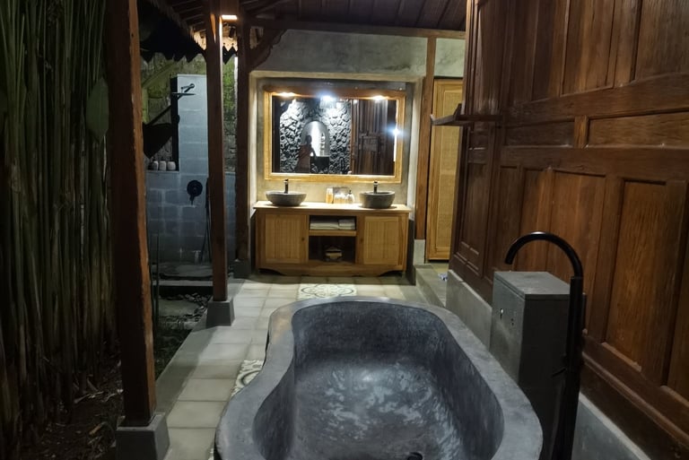 salle de bain extérieure balinaise