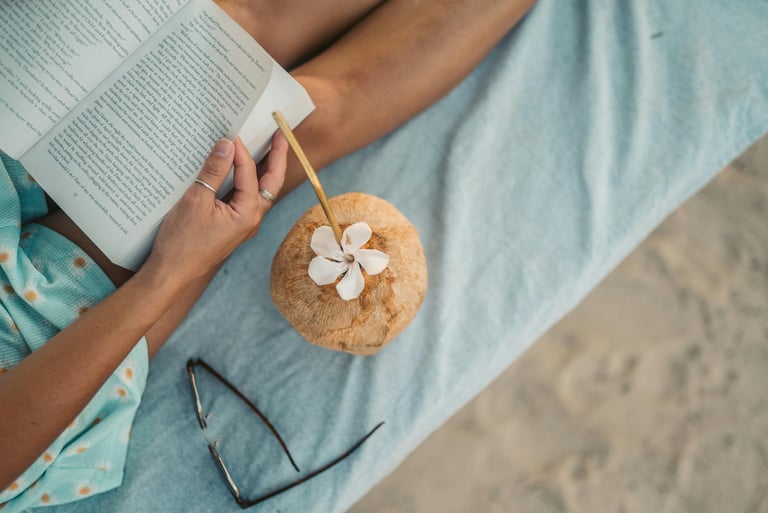 une femme lis un livre sur la plage