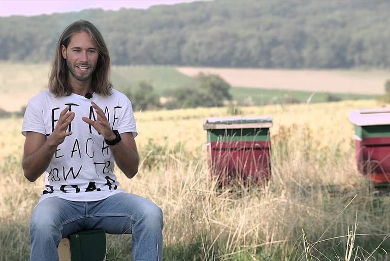 Bild aus einem YouTube Video mit Imker Simon Tötschinger bei seinen Bienenstöcken
