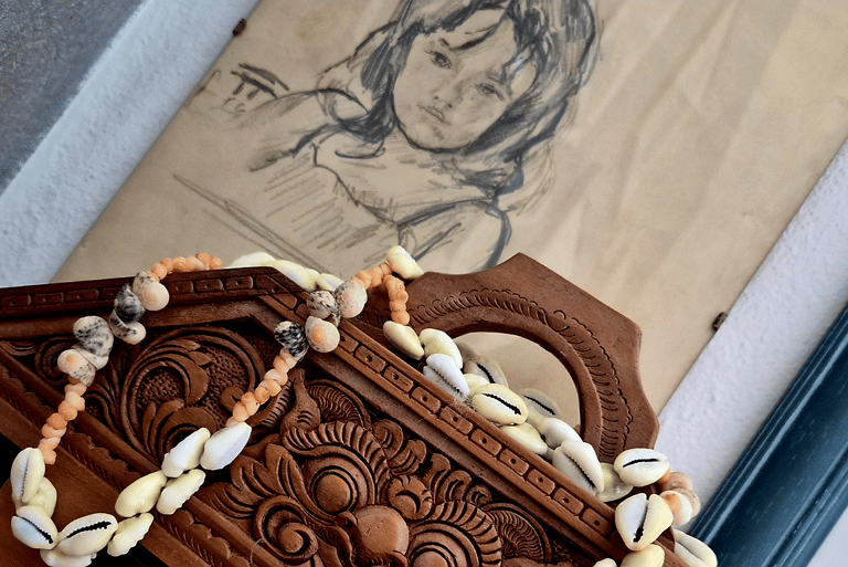 Scacchiera balinese in legno intarsiato, ricordo di un viaggio anni '80.