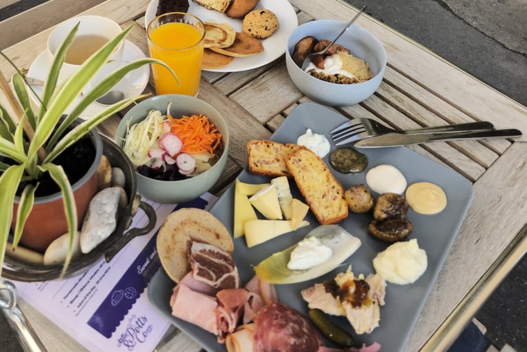 Brunch completo en la terraza de Mlle & Potts Co. en Burdeos: tabla de embutidos y queso, bollería