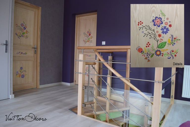 Vue d'ensemble d'un intérieur dont les portes sont décorées sur mesure avec des motifs originaux.