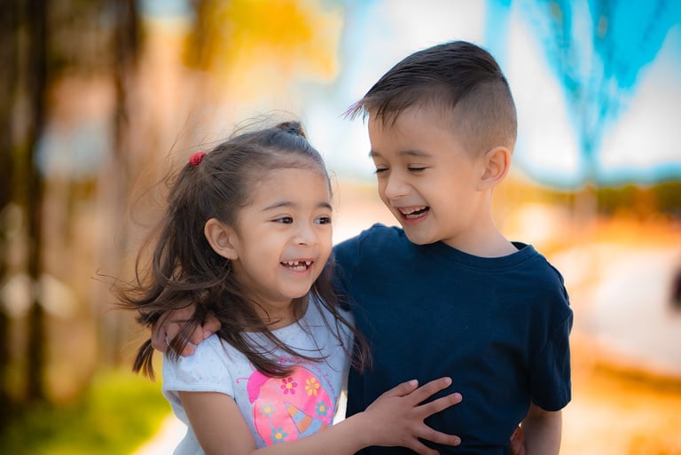 un garçon et une fille sourient et s'embrassent