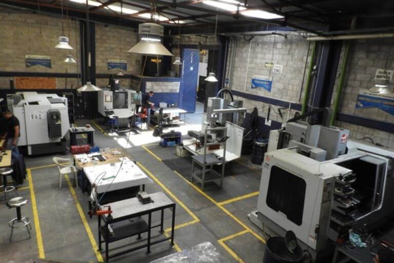 Tratamiento químico que mejora la resistencia a la corrosión de metales como el acero inoxidable